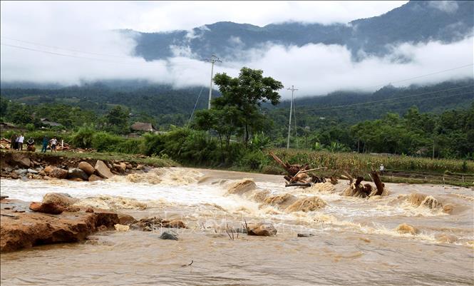 Trong ảnh: Nước lũ dâng cao gây lũ quét, tàn phá nhiều nhà cửa, công trình, cây cối hoa màu của người dân. Ảnh: Quốc Khánh - TTXVN