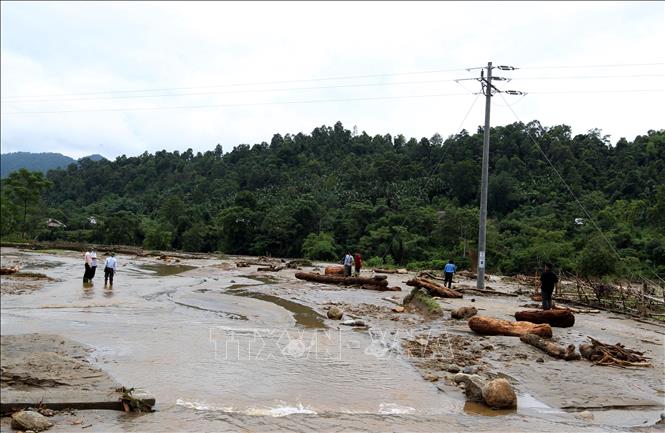 Trong ảnh: Nước lũ dâng cao gây lũ quét, tàn phá nhiều nhà cửa, công trình, cây cối hoa màu của người dân. Ảnh: Quốc Khánh - TTXVN