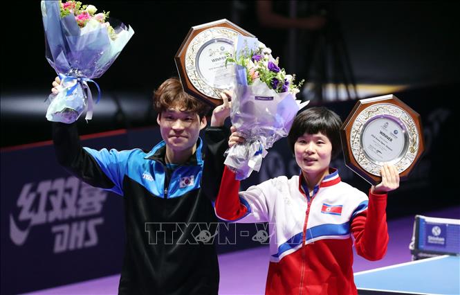 Trong ảnh: Cặp vận động viên bóng bàn Jang Woo-jin (phải) của Hàn Quốc và Cha Hyo-sim của Triều Tiên giành Huy chương Vàng giải bóng bàn quốc tế 