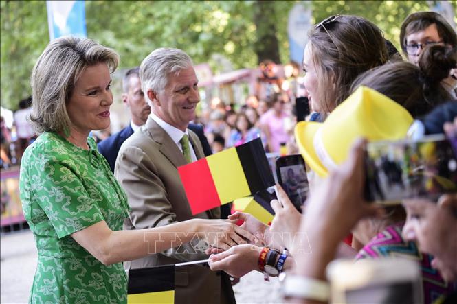 Trong ảnh: Nhà vua Bỉ Philippe (thứ 2, trái) và Hoàng hậu Mathilde (trái) gặp gỡ người dân trong ngày Quốc khánh 21/7 tại Brussels. Ảnh: AFP/TTXVN