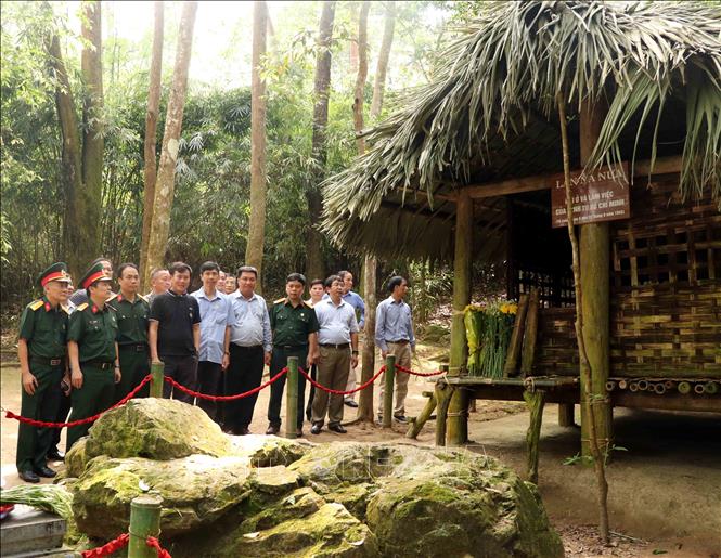 Trong ảnh: Nhiều đoàn đại biểu tổ chức về nguồn thăm quan di tích lán Nà Nưa. Ảnh Quang Đán – TTXVN