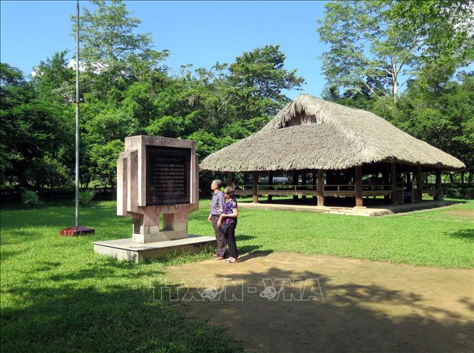 Trong ảnh: Du khách tham quan di tích đình Tân Trào. Ảnh: Quang Đán – TTXVN