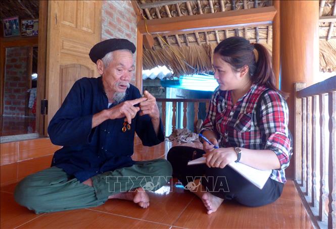 Trong ảnh: Ông Hoàng Ngọc (bên trái) kể lại những sự kiện lịch sử diễn ra tại khu căn cứ địa cách mạng Tân Trào. Ảnh: Quang Đán – TTXVN