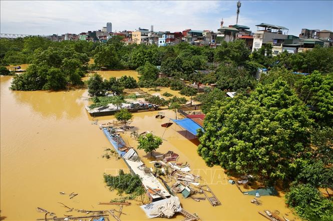Trong ảnh: Mưa lớn ở thượng nguồn đổ về khiến mực nước sông Hồng lên cao, bãi giữa sông Hồng (Hà Nội) mênh mông nước (ảnh chụp 22/7/2018). Ảnh: Minh Quyết – TTXVN