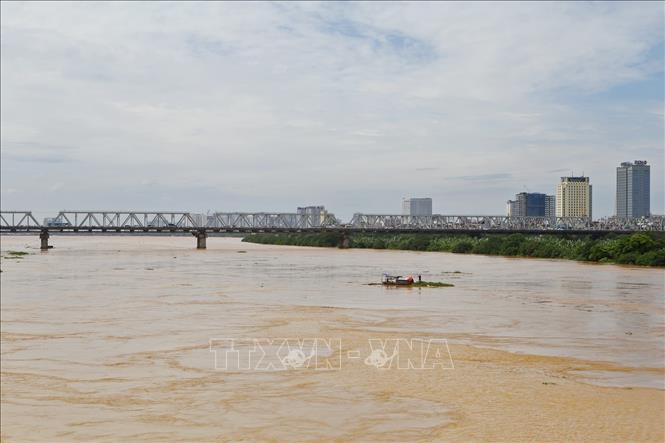 Trong ảnh: Mưa lớn ở thượng nguồn đổ về khiến mực nước sông Hồng lên cao (ảnh chụp 22/7/2018). Ảnh: Minh Quyết – TTXVN