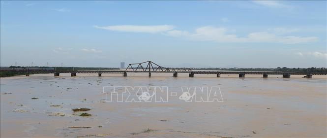 Trong ảnh: Mưa lớn ở thượng nguồn đổ về khiến mực nước sông Hồng lên cao (ảnh chụp 22/7/2018). Ảnh: Minh Quyết – TTXVN