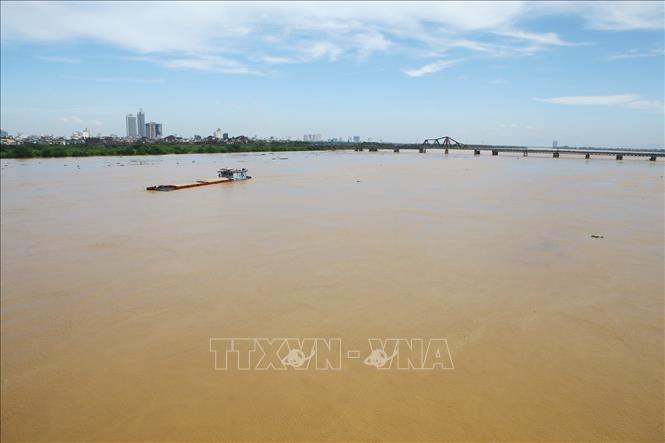 Trong ảnh: Mưa lớn ở thượng nguồn đổ về khiến mực nước sông Hồng lên cao (ảnh chụp 22/7/2018). Ảnh: Minh Quyết – TTXVN