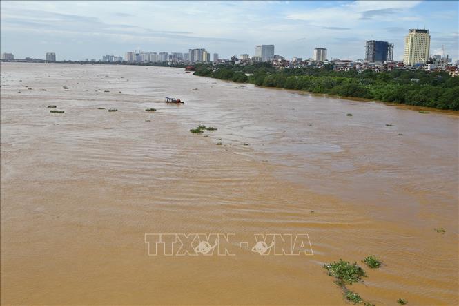 Trong ảnh: Mưa lớn ở thượng nguồn đổ về khiến mực nước sông Hồng lên cao (ảnh chụp 22/7/2018). Ảnh: Minh Quyết – TTXVN