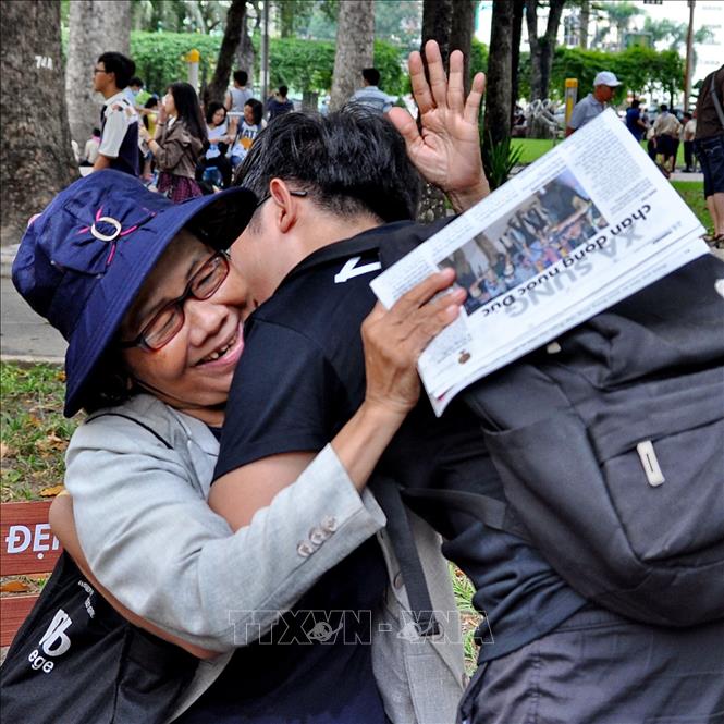 Trong ảnh: Các tình nguyện viên trong ngày hội International Free Hugs Day (iFHD) 2018 . Ảnh: TTXVN phát