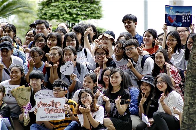 Trong ảnh: Các tình nguyện viên trong ngày hội International Free Hugs Day (iFHD) 2018 . Ảnh: TTXVN phát