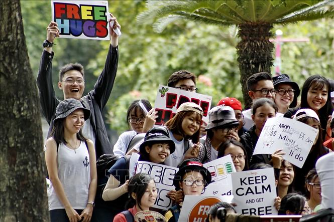 Trong ảnh: Các tình nguyện viên trong ngày hội International Free Hugs Day (iFHD) 2018 . Ảnh: TTXVN phát