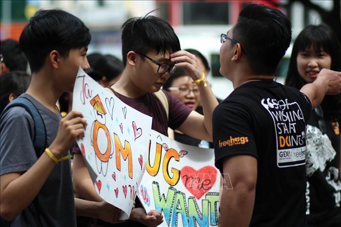 Trong ảnh: Các tình nguyện viên trong ngày hội International Free Hugs Day (iFHD) 2018 . Ảnh: TTXVN phát