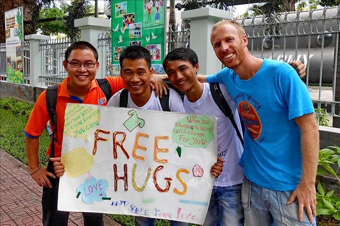 Trong ảnh: Các tình nguyện viên trong ngày hội International Free Hugs Day (iFHD) 2018 . Ảnh: TTXVN phát