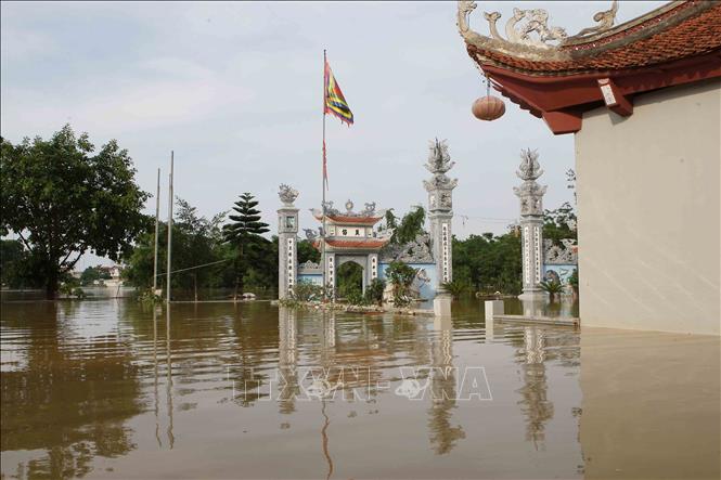 Trong ảnh: Nước làm ngập một điểm di tích lịch sử ở Bùi Xá, thị trấn Xuân Mai, huyện Chương Mỹ (Hà Nội) . Ảnh: Thanh Tùng-TTXVN