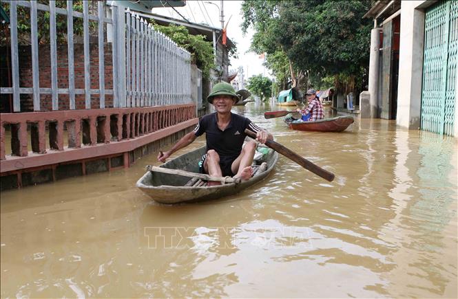 Trong ảnh: Thuyền trở thành phương tiện chủ yếu để di chuyển của người dân làng Bùi Xá. Ảnh: Thanh Tùng-TTXVN