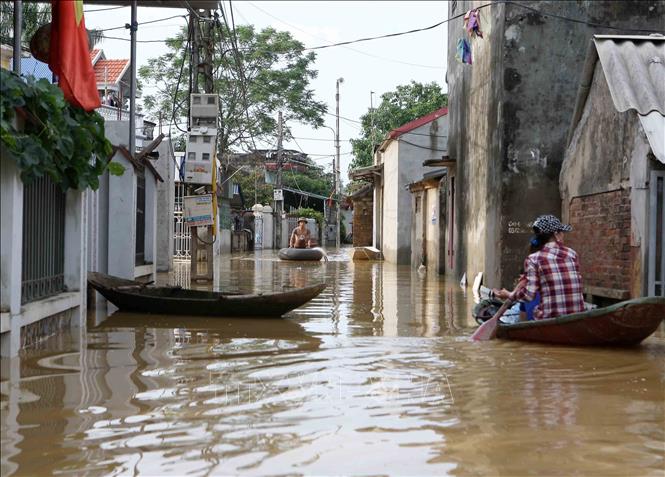 Trong ảnh: Thuyền trở thành phương tiện chủ yếu để di chuyển của người dân làng Bùi Xá. Ảnh: Thanh Tùng-TTXVN