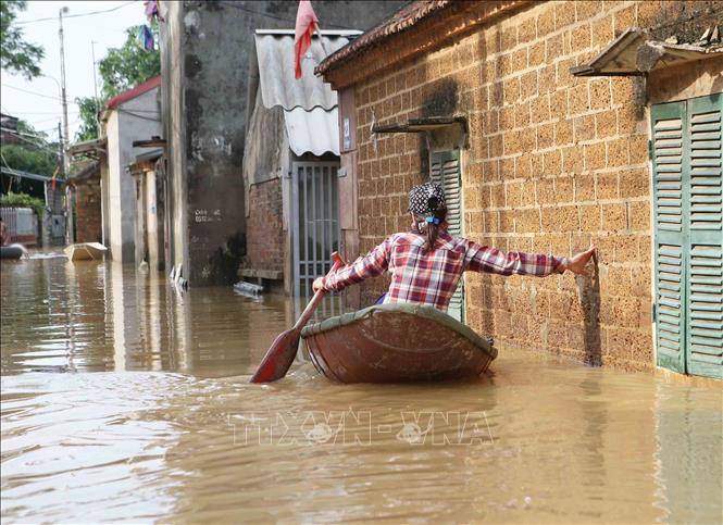 Trong ảnh: Thuyền trở thành phương tiện chủ yếu để di chuyển của người dân làng Bùi Xá. Ảnh: Thanh Tùng-TTXVN