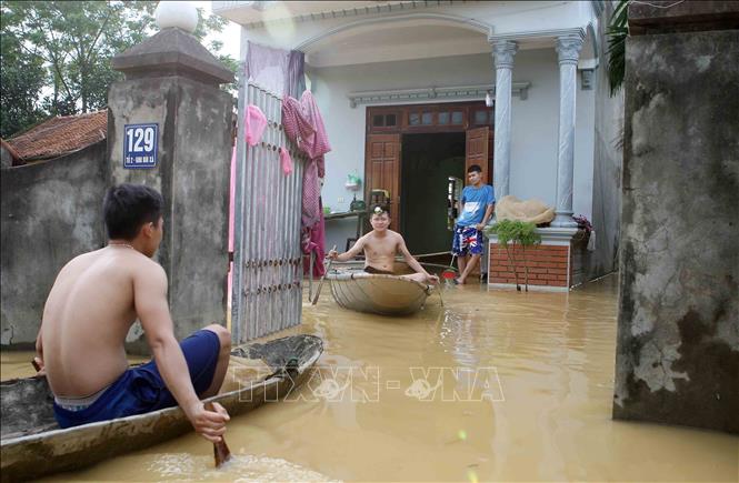 Trong ảnh: Thuyền trở thành phương tiện chủ yếu để di chuyển của người dân làng Bùi Xá. Ảnh: Thanh Tùng-TTXVN