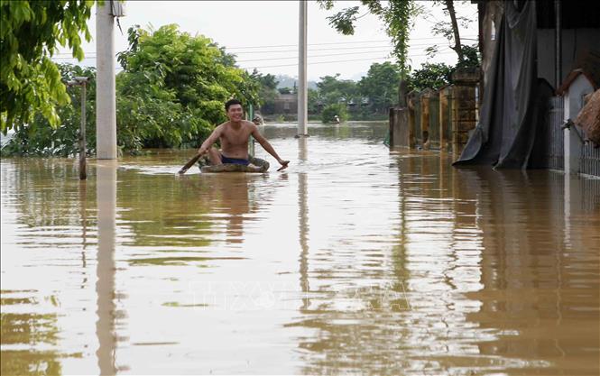Trong ảnh: Thuyền trở thành phương tiện chủ yếu để di chuyển của người dân làng Bùi Xá. Ảnh: Thanh Tùng-TTXVN