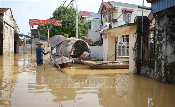 Trong ảnh: Thuyền trở thành phương tiện chủ yếu để di chuyển của người dân làng Bùi Xá. Ảnh: Thanh Tùng-TTXVN