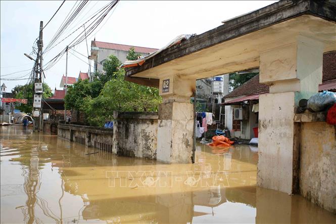 Trong ảnh: Hơn 100 hộ dân ở làng Bùi Xá đang chìm trong nước. Ảnh: Thanh Tùng-TTXVN