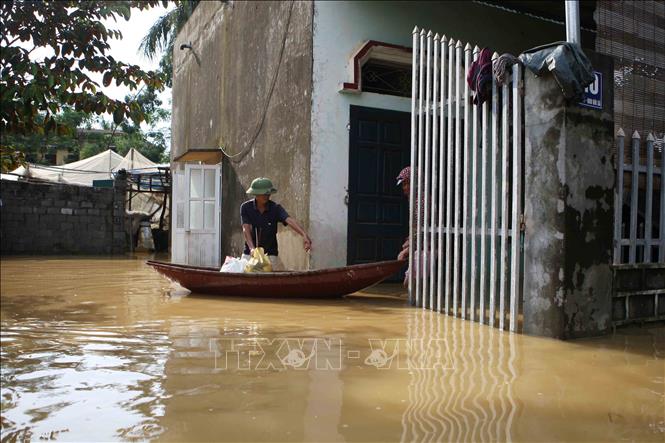 Trong ảnh: Thuyền trở thành phương tiện chủ yếu để di chuyển của người dân làng Bùi Xá. Ảnh: Thanh Tùng-TTXVN