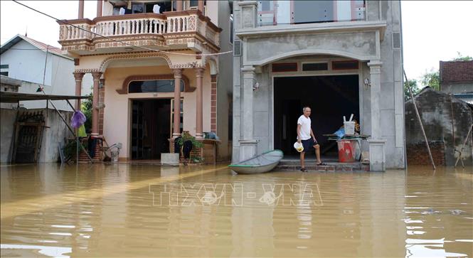 Trong ảnh: Hơn 100 hộ dân ở làng Bùi Xá đang chìm trong nước. Ảnh: Thanh Tùng-TTXVN
