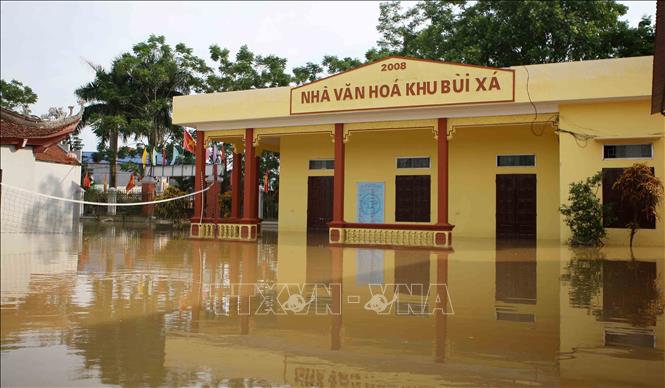 Trong ảnh: Nhà văn hóa khu Bùi Xá bị ngập trong nước. Ảnh: Thanh Tùng-TTXVN
