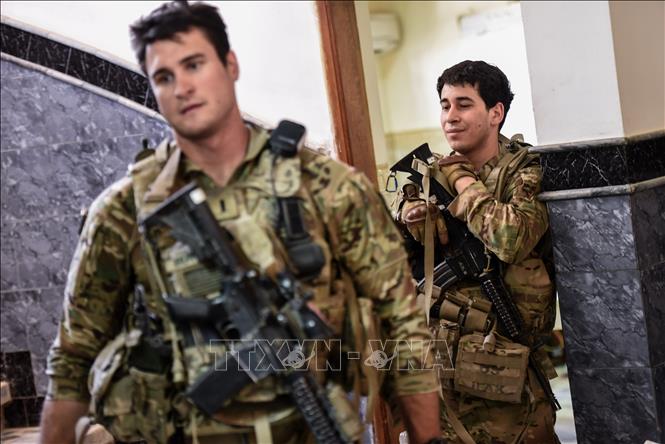 Trong ảnh: Binh sĩ Mỹ làm công tác cố vấn cho các lực lượng Iraq tại thành phố Mosul ngày 21/6/2017. Ảnh: AFP/TTXVN