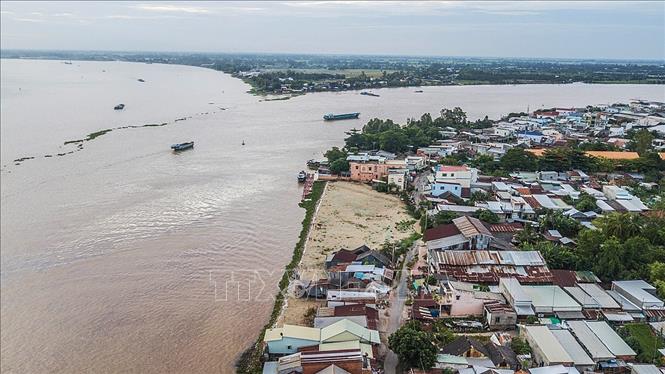 Trong ảnh: Xã Mỹ Hội Đông, huyện Chợ Mới, tỉnh An Giang vẫn còn nguyên dấu vết của vụ sạt lở kinh hoàng cách đây một năm, khi 14 căn nhà cạnh ngã ba sông Hậu trong tích tắc đã bị sụp đổ xuống sông. Ảnh: Trọng Đạt - TTXVN