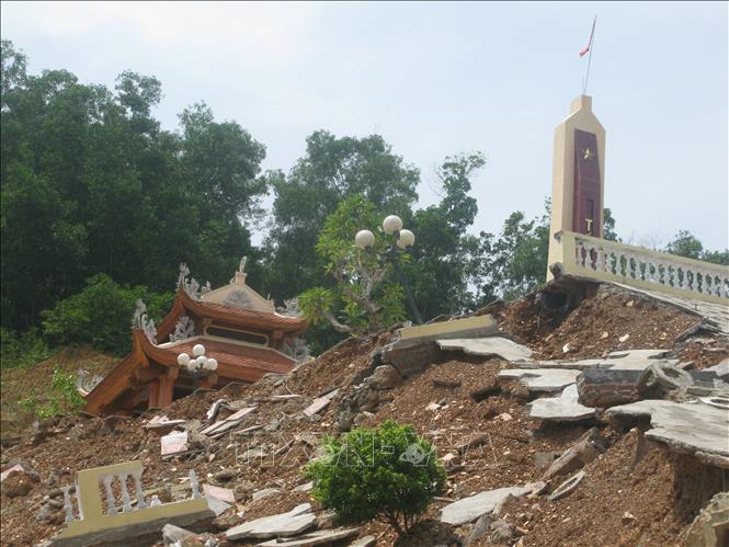 Trong ảnh: Sạt lở tại Nghĩa trang huyện Kỳ Sơn, tỉnh Hòa Bình. Ảnh: Thanh Hải - TTXVN