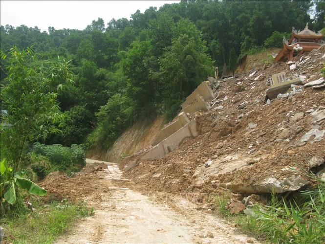 Trong ảnh: Sạt lở tại Nghĩa trang huyện Kỳ Sơn, tỉnh Hòa Bình. Ảnh: Thanh Hải - TTXVN