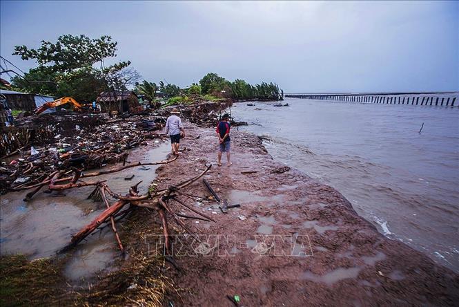 Trong ảnh: Khu vực ấp Cây Gõ, xã Vân Khánh Tây, huyện An Minh (tỉnh Kiên Giang), nhà của người dân đã phải lùi sâu vào đất liền 40 - 50m. Cả một dải bờ biển bị tàn phá nham nhở. Ảnh: Trọng Đạt - TTXVN