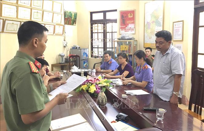 Trong ảnh: Cơ quan An ninh Điều tra, Công an tỉnh Hà Giang đọc lệnh bắt tạm giam 3 tháng đối với Nguyễn Thanh Hoài, Trưởng phòng Khảo thí và Quản lý Chất lượng thuộc Sở GD&ĐT Hà Giang. Ảnh: Diệu Loan - TTXVN phát