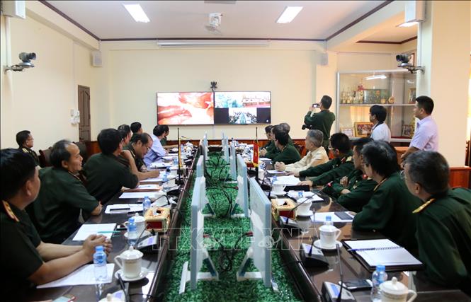 Trong ảnh: Các đại biểu kiểm tra chất lượng hệ thống Telemedicine mở rộng thông qua việc hướng dẫn mổ trực tiếp giữa hai đầu cầu. Ảnh: Phạm Kiên – Phóng viên TTXVN tại Lào