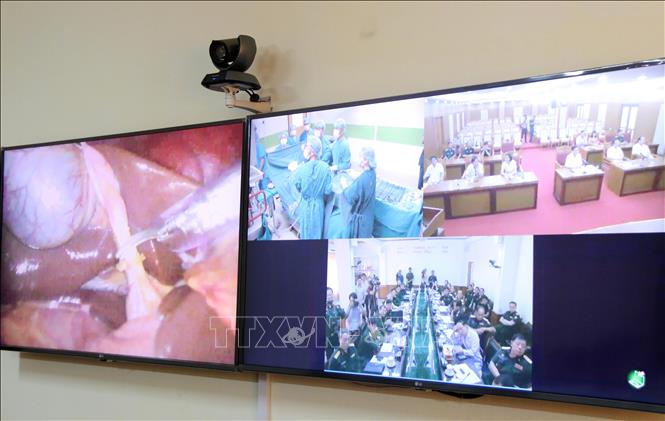 Trong ảnh: Các bác sĩ bệnh viện Trung ương quân đội 108 giúp các bác sĩ 103 mổ sỏi mật thông qua hệ thống Telemedicine. Ảnh: Phạm Kiên – Phóng viên TTXVN tại Lào