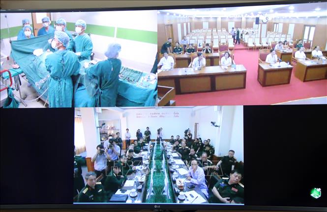 Trong ảnh: Các bác sĩ bệnh viện Trung ương Quân đội 108 giúp các bác sĩ 103 mổ sỏi mật thông qua hệ thống Telemedicine. Ảnh: Phạm Kiên – Phóng viên TTXVN tại Lào