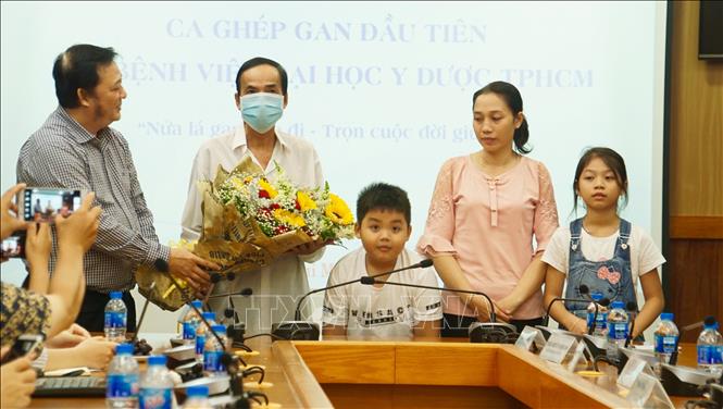 Trong ảnh: Gia đình bệnh nhân ghép gan đầu tiên tại Bệnh viện Đại học y dược TP.Hồ Chí Minh trong ngày được xuất viện. Ảnh: Đinh Hằng – TTXVN