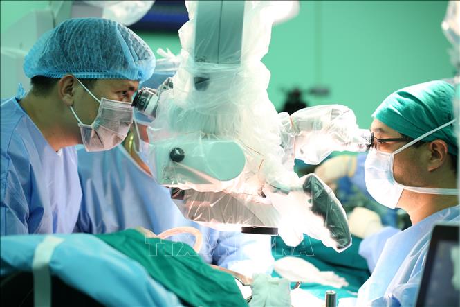 Trong ảnh: Các bác sỹ Bệnh viện Đại học y dược Thành phố Hồ Chí Minh thực hiện ca ghép gan với sự hỗ trợ của các chuyên gia đến từ bệnh viện ASAN. Ảnh: TTXVN phát