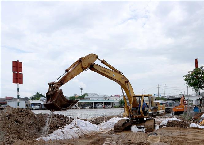 Trong ảnh: Dự án xây dựng bờ kè ven sông thuộc phường 7 và phường 8, thành phố Cà Mau đang được đẩy nhanh tiến độ thi công. Ảnh: Kim Há-TTXVN