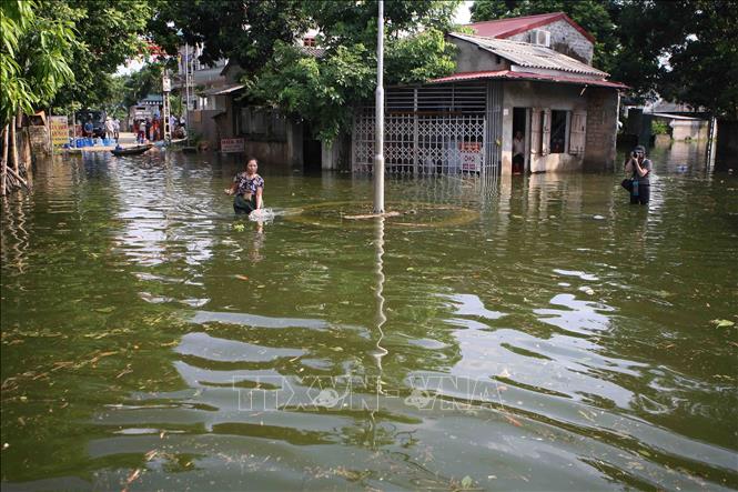 Trong ảnh: Nhiều khu vực nước ngập sâu gây khó khăn cho người dân. Ảnh: Thanh Tùng - TTXVN