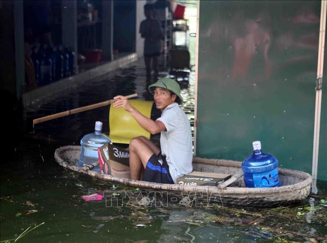 Trong ảnh: Người dân xã Tân Tiến, huyện Chương Mỹ (Hà Nội) phải di chuyển bằng thuyền vào nhà. Ảnh: Thanh Tùng - TTXVN