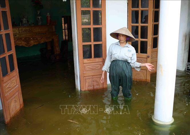 Trong ảnh: Nước tràn vào nhà gây khó khăn cho người dân xã Tân Tiến, huyện Chương. Ảnh: Thanh Tùng-TTXVN