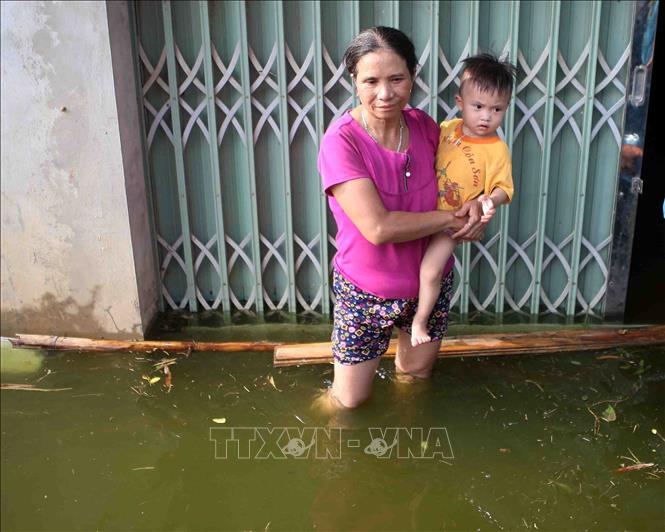 Trong ảnh: Người dân xã Tân Tiến, huyện Chương Mỹ (Hà Nội) đi lại khó khăn do nước ngập sâu. Ảnh: Thanh Tùng-TTXVN