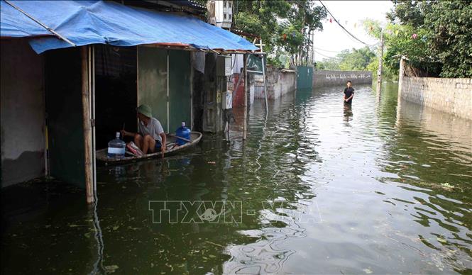 Trong ảnh: Nhiều tuyến đường thuộc xã Tân Tiến, huyện Chương Mỹ bị ngập sâu. Ảnh: Thanh Tùng - TTXVN