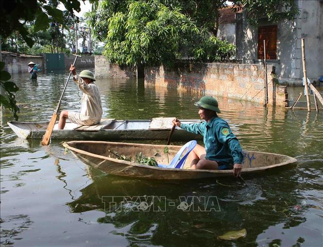 Trong ảnh: Người dân phải di chuyển bằng thuyền. Ảnh: Thanh Tùng - TTXVN
