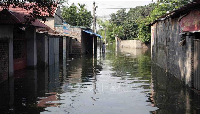 Trong ảnh: Nhiều tuyến đường thuộc xã Tân Tiến, huyện Chương Mỹ ngập sâu gây khó khăn cho người dân. Ảnh: Thanh Tùng - TTXVN