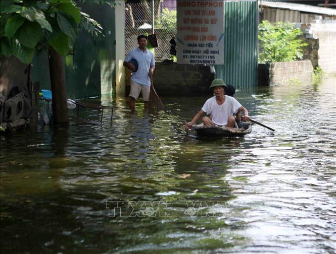 Trong ảnh: Nhiều tuyến đường thuộc xã Tân Tiến, huyện Chương Mỹ ngập sâu gây khó khăn cho người dân. Ảnh: Thanh Tùng - TTXVN