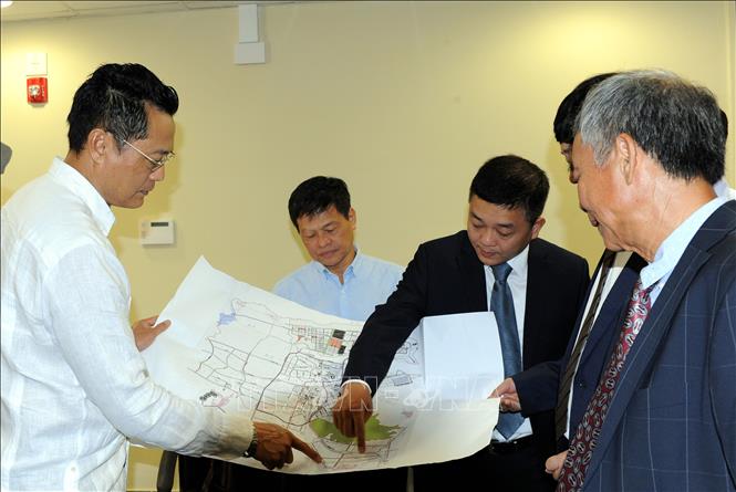 Trong ảnh: Giám đốc ViMariel Trần Anh Tuấn giới thiệu vị trí của dự án tại đặc khu Mariel. Ảnh: Lê Hà - PV TTXVN tại Cuba