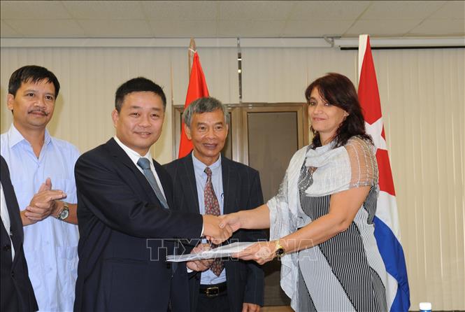 Trong ảnh: Tổng Giám đốc Văn phòng quản lý ZEDM Ana Teresa Igarza trao Giấy chứng nhận Đăng ký doanh nghiệp cho Giám đốc ViMariel Trần Anh Tuấn. Ảnh: Lê Hà - PV TTXVN tại Cuba